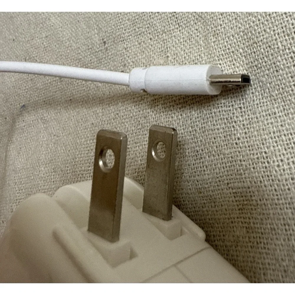 Apple 12w USB Charger Adapter for iPhones with lightning cable included‎